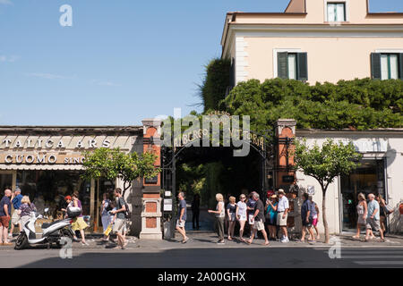 Eingang zum Luxus Hotel Excelsiior Grand Vittoria in Sorrent in Italien Stockfoto