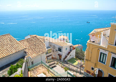 Blaues Meer und grüne Vegetation an der Steilküste von Raito, in Vietri sul Mare, auf die Amalfi Küste Stockfoto