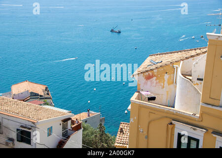 Blaues Meer und grüne Vegetation an der Steilküste von Raito, in Vietri sul Mare, auf die Amalfi Küste Stockfoto