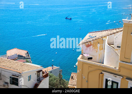 Blaues Meer und grüne Vegetation an der Steilküste von Raito, in Vietri sul Mare, auf die Amalfi Küste Stockfoto