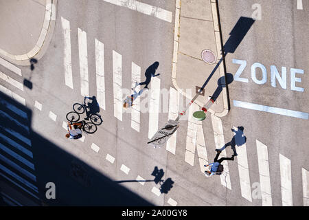 Wien, Österreich - 13 September 2019: Lange Schatten von Menschen zu Fuß- und Radwege an einer Kreuzung - Luftbild. Stockfoto