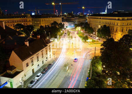 Wien, Österreich - 13 September 2019: Lange Exposition von Auto leuchtet und die Skyline der Stadt in Wien, Österreich, bei Nacht - Blick von der Dachterrasse. Stockfoto