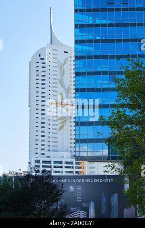 Wien, Österreich - 12 September 2019: Neue Donau Wohnhaus neben einem Büroturm, in der Donau City 22 Bezirk - Frontalansicht. Stockfoto