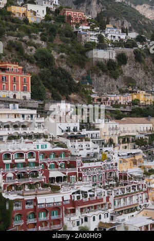 Häuser am Hang in Positano Italien Stockfoto