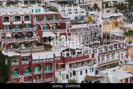 Gebäude am Hang in Positano Italien Stockfoto