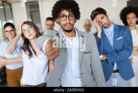 Gruppe der nicht erfolgreichen Geschäftsleuten und schlecht verwalteten Unternehmen führt zu Unzufriedenheit Stockfoto