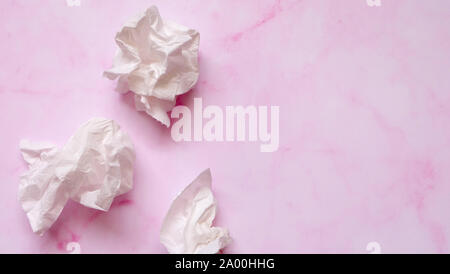 Weiß zerknittertes Papier auf einem rosa Marmor Hintergrund. Stockfoto