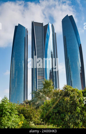 Moderne Gebäude entlang der Corniche Street in Abu Dhabi an einem schönen sonnigen Tag, Vereinigte Arabische Emirate. Stockfoto