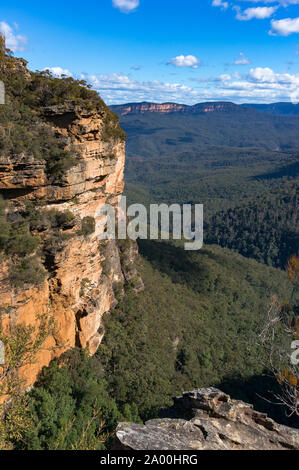 Raue Felswände von Wentworth Falls track mit nicht identifizierbaren Personen auf dem Weg in eine Distanz. Blue Mountains National Park, NSW, Australien Stockfoto