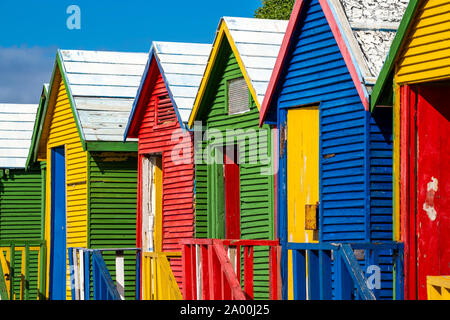 Farbigen Häuser am Strand von Muizenberg, Cape Town, Western Cape, Südafrika Stockfoto