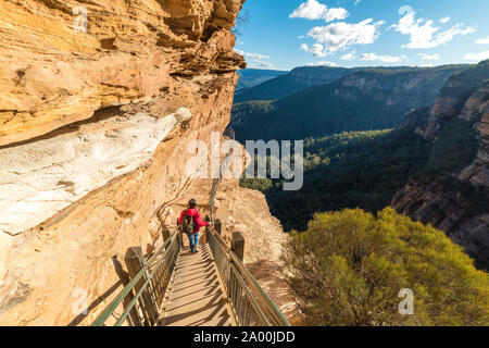 Berglandschaft mit einer Frau wandern, im Untergeschoss Bergweg. Wentworth Falls, Blue Mountains National Park, Australien Stockfoto