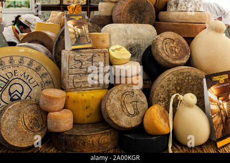 BRA, ITALIEN - am 18. September. 2015: Verschiedene Arten von artisan geräucherter Schnittkäse am Stall während der traditionellen internationalen Käsemarkt, plac Stockfoto