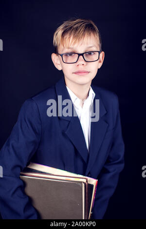 Ein Student hält ein Buch. Schüler und Bildung Konzept Stockfoto