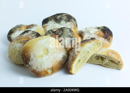 Eine Charge von schlecht gebacken mehlig Weißbrot baps oder Burger Brötchen. Den Teig nicht gut steigen, wenn überhaupt und die baps sowohl verkocht und verbrannt. Stockfoto