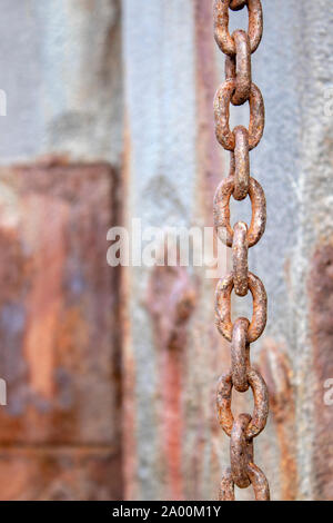 Rostige Kette hängen von der Anlegestelle an der Alten Leigh, Leigh-on-Sea, Essex, England Stockfoto