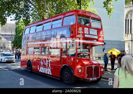 Die slingsby Gin Nachmittagstee Bus Tour bus in London, England, Großbritannien Stockfoto