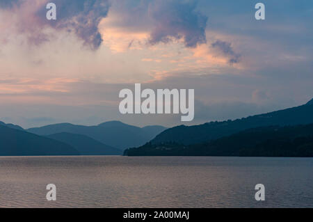 Caldera See in der Abenddämmerung Nebel mit Berg Silhouetten im Nebel im Hintergrund. Auf dem See Ashi, Hakone, Japan Stockfoto