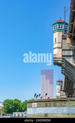 Einzigartige alte truss Zugbrücke Verkehr und Fußgänger Burnside Brücke über den Willamette River im Nordwesten Portland Oregon mit überstehenden facettierte towe Stockfoto