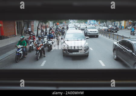 HO CHI MINH CITY, VIETNAM - 22 Juli, 2017: Leben in der Stadt - Straße mit Motorrädern und Autos fahren auf der Straße. Stockfoto