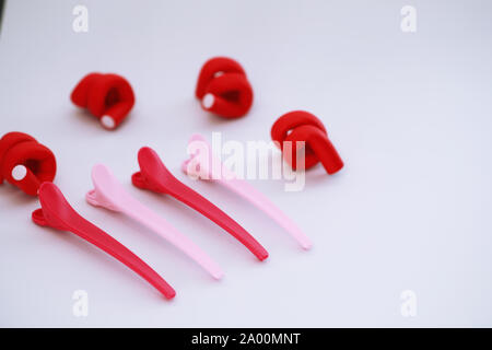 Weibliche farbige Lockenwickler und Splinte Stockfoto