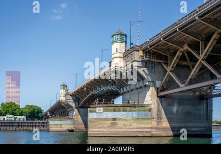 Einzigartige alte truss Zugbrücke Verkehr und Fußgänger Burnside Brücke über den Willamette River im Nordwesten Portland Oregon mit überstehenden facettierte towe Stockfoto