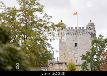 Bad Bentheim, Deutschland. 18 Sep, 2019. Eine Flagge ist das Fliegen auf einem Turm der Burg Bentheim, das Wahrzeichen der Stadt. Die Stadt von Niedersachsen im Landkreis Grafschaft Bentheim liegt an der Grenze zu Nordrhein-Westfalen und den Niederlanden. Credit: Friso Gentsch/dpa/Alamy leben Nachrichten Stockfoto