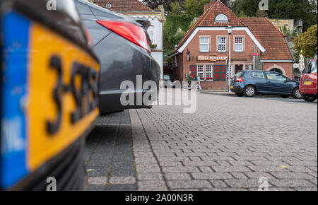 Bad Bentheim, Deutschland. 18 Sep, 2019. Pkw mit niederländischen Kennzeichen sind vor einem Gebäude namens 'Alte Museum' geparkt. Die Stadt von Niedersachsen im Landkreis Grafschaft Bentheim liegt an der Grenze zu Nordrhein-Westfalen und den Niederlanden. Credit: Friso Gentsch/dpa/Alamy leben Nachrichten Stockfoto