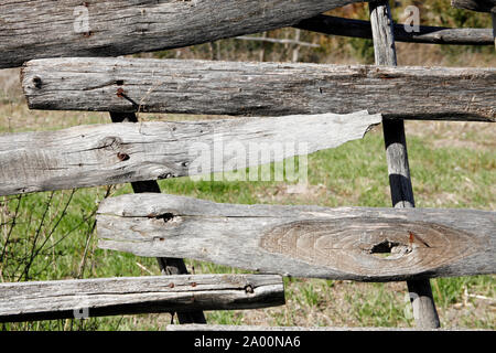 Alten hölzernen Zaun im ländlichen Raum Stockfoto