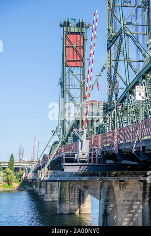 Grüne alte Metall truss Transport und engagierte Fußgänger und Radfahrer Zugbrücke Hawthorne Brücke über den Willamette River im Nordwesten Portland O Stockfoto