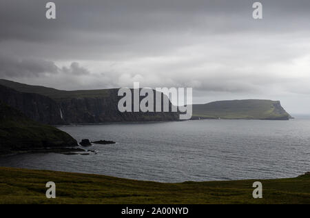 Neist Point Lighthouse, mit Blick auf den Atlantik und auf den Äußeren Hebriden Stockfoto