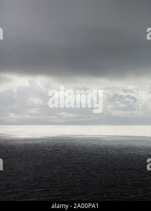 Neist Point Lighthouse, mit Blick auf den Atlantik und auf den Äußeren Hebriden Stockfoto