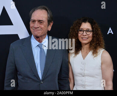 Warf Mitglied Tommy Lee Jones und seine Frau Dawn Laurel-Jones die Premiere der motion picture sci-fi-Thriller "Ad Astra" am ArcLight Cinerama Dome im Hollywood Abschnitt von Los Angeles am Mittwoch, September 18, 2018. Storyline: Astronaut Roy McBride (Brad Pitt) fährt auf die äußeren Ränder des Sonnensystems seinen verschwundenen Vater zu finden und das Geheimnis, das das Überleben unseres Planeten bedroht. Seine Reise wird entdecken Sie Geheimnisse, die die Natur der menschlichen Existenz und unseren Platz im Kosmos Herausforderung. Foto von Jim Ruymen/UPI Stockfoto