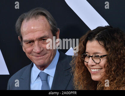 Warf Mitglied Tommy Lee Jones und seine Frau Dawn Laurel-Jones die Premiere der motion picture sci-fi-Thriller "Ad Astra" am ArcLight Cinerama Dome im Hollywood Abschnitt von Los Angeles am Mittwoch, September 18, 2018. Storyline: Astronaut Roy McBride (Brad Pitt) fährt auf die äußeren Ränder des Sonnensystems seinen verschwundenen Vater zu finden und das Geheimnis, das das Überleben unseres Planeten bedroht. Seine Reise wird entdecken Sie Geheimnisse, die die Natur der menschlichen Existenz und unseren Platz im Kosmos Herausforderung. Foto von Jim Ruymen/UPI Stockfoto