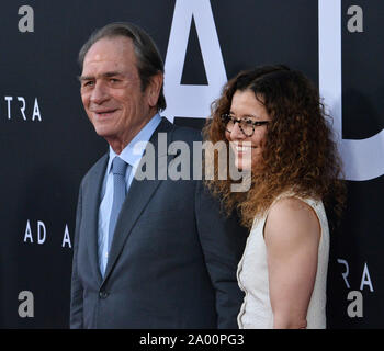 Warf Mitglied Tommy Lee Jones und seine Frau Dawn Laurel-Jones die Premiere der motion picture sci-fi-Thriller "Ad Astra" am ArcLight Cinerama Dome im Hollywood Abschnitt von Los Angeles am Mittwoch, September 18, 2018. Storyline: Astronaut Roy McBride (Brad Pitt) fährt auf die äußeren Ränder des Sonnensystems seinen verschwundenen Vater zu finden und das Geheimnis, das das Überleben unseres Planeten bedroht. Seine Reise wird entdecken Sie Geheimnisse, die die Natur der menschlichen Existenz und unseren Platz im Kosmos Herausforderung. Foto von Jim Ruymen/UPI Stockfoto
