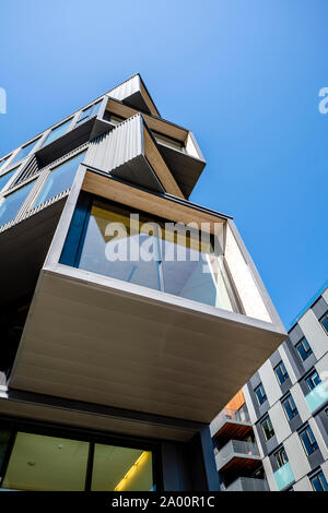 Street Scene der modernen Stadt mit Mauer eines mehrstöckigen Wohnhauses mit dekorativen Trimmen in Form von Quadraten in geometrischen Rasters und pro Stockfoto