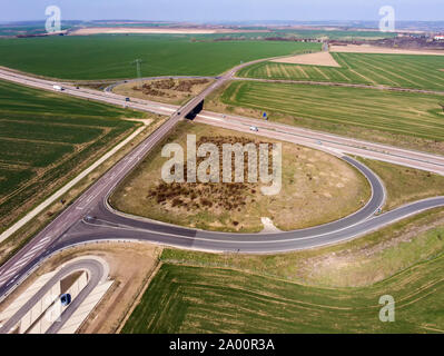 Autobahn Kreuzung mit der Autobahn Brücke als Überführung im ländlichen Raum Stockfoto