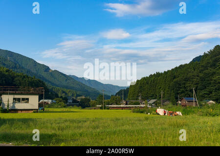 Japanische Landschaft. Ländliche Landschaft von Japan Berg Dorf mit Bauernhöfen und Reisfeldern Stockfoto