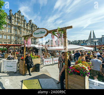 Eingang zum Outdoor Festival Village Essen und Getränke Outlets auf Waverley Mall an der Princes Street Edinburgh Schottland Großbritannien Stockfoto