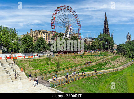 Die Princes Street Gardens East in Edinburgh Schottland Großbritannien während des Fringe Festivals 2019 mit Riesenrad, Scott Monument und neue Zugänge für Behinderte Wege Stockfoto