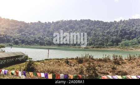 Khecheopalri See (der Himmel von Padmasambhava) inmitten der Hügel und Wald, Gangtok, nordöstlichen indischen Bundesstaat Sikkim. Indien. Der Wunsch erfüllen Stockfoto