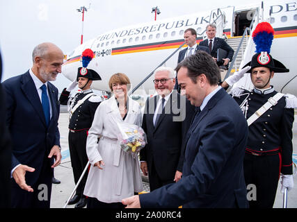 Rom, Italien. 19 Sep, 2019. Bundespräsident Dr. Frank-Walter Steinmeier (4. von links) und seine Frau Elke Büdenbender sind bei Ihrer Ankunft am Flughafen Rom Fiumicino begrüßt. Präsident Steinmeier und seine Frau sind auf einem zweitägigen Staatsbesuch in Italien. Quelle: Bernd von Jutrczenka/dpa/Alamy leben Nachrichten Stockfoto