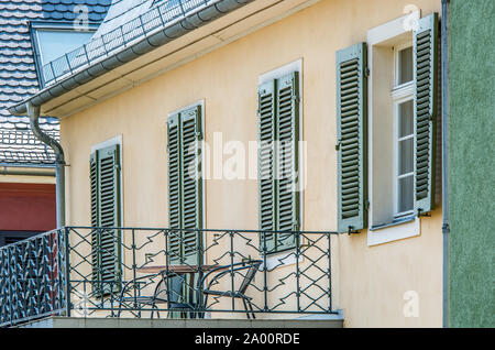 Mediterranen Balkon mit hölzernen Fensterläden Stockfoto