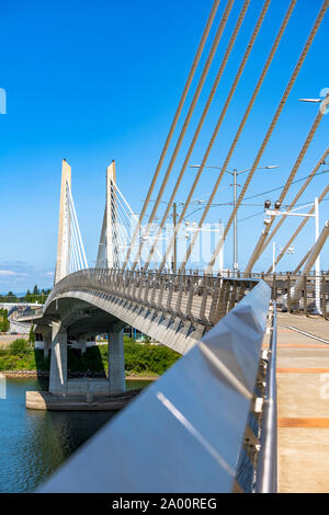 Spannung Stadt öffentliche verkehrsmittel Straßenbahn kabel Tilikum Kreuzung Brücke mit dedizierten Fußgänger- und Radwegen und konkrete zentrale Spalten a Stockfoto