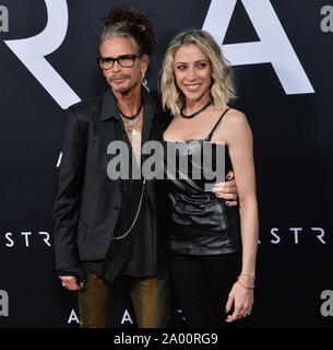 Aerosmith Sänger Steve Tyler und seine Freundin Aimee Preston an der Premiere des Motion Picture sci-fi-Thriller "Ad Astra" am ArcLight Cinerama Dome im Hollywood Abschnitt von Los Angeles am Mittwoch, 18. September 2018. Storyline: Astronaut Roy McBride (Brad Pitt) fährt auf die äußeren Ränder des Sonnensystems seinen verschwundenen Vater zu finden und das Geheimnis, das das Überleben unseres Planeten bedroht. Seine Reise wird entdecken Sie Geheimnisse, die die Natur der menschlichen Existenz und unseren Platz im Kosmos Herausforderung. Foto von Jim Ruymen/UPI Stockfoto