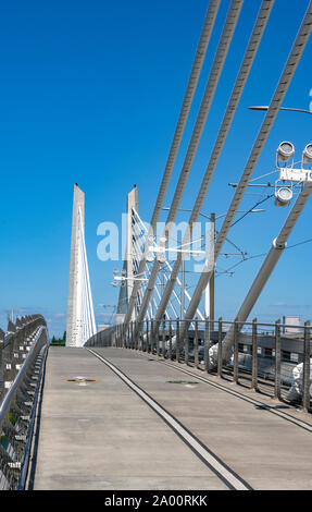 Stadt öffentliche verkehrsmittel Straßenbahn Hochspannungsleitungen Tilikum Kreuzung Brücke mit dedizierten Fußgänger- und Radwegen und konkrete zentrale Spalten a Stockfoto