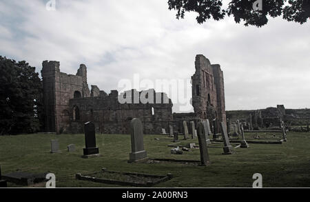 NORTHUMBERLAND;; Lindisfarne Priory Ruinen Stockfoto