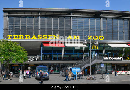 Terrassen am Zoo, McDonald's, Bahnhof Zoo Schloss Charlottenburg Berlin Deutschland Stockfoto