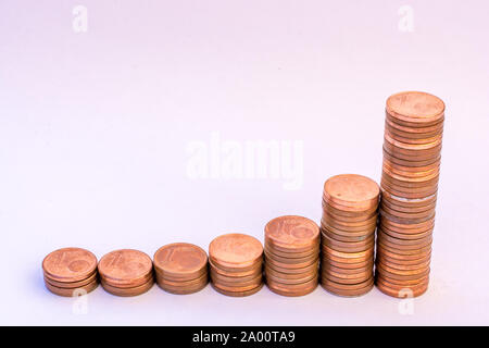 Diagramm der Münzen als Zeichen der finanziellen erhöhen und als Hintergrund Stockfoto
