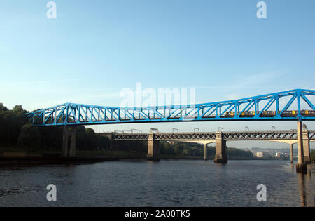 NORTHUMBERLAND; NEWCASTLE; König Edward VII. und Königin Elizabeth 11 Brücken über den Tyne Stockfoto