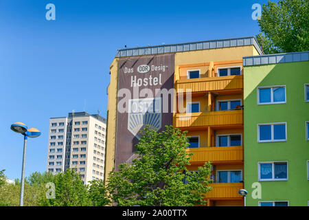 Hostel Ostel, Strasse der Pariser Kommune, Friedrichshain, Berlin, Deutschland Stockfoto